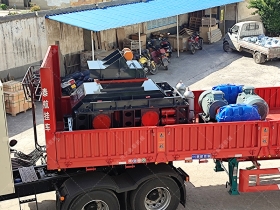 1000x700液压对辊正能量不良网站发货 发往非洲肯尼亚蒙巴萨