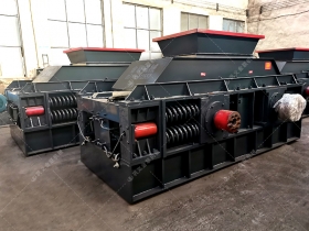 大型半自动液压对辊正能量不良网站发往四川