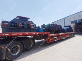 1200*1200双齿辊正能量不良网站，两台900*900轨道移动双齿辊正能量不良网站发往云南