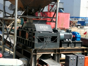 大型连轴式对辊正能量不良网站安装现场