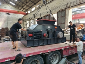 1208型半自动对辊正能量不良网站发货 破碎石英石