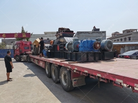 2PG1200x800型半自动液压对辊正能量不良网站发货图片