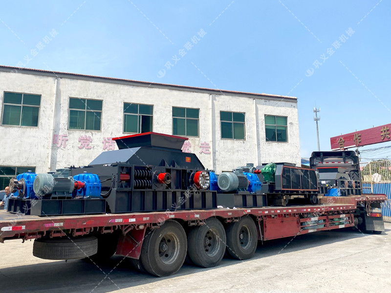 1200*1200双齿辊正能量不良网站，两台900*900轨道移动双齿辊正能量不良网站发往云南