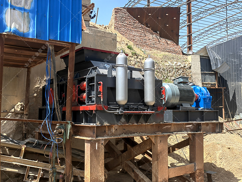 价格迷雾：影响一台液压对辊正能量网站入口成本的四大核心因素